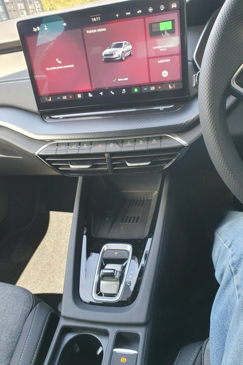 Drivers view and in-car electronics in Skoda Octiva Sportline
