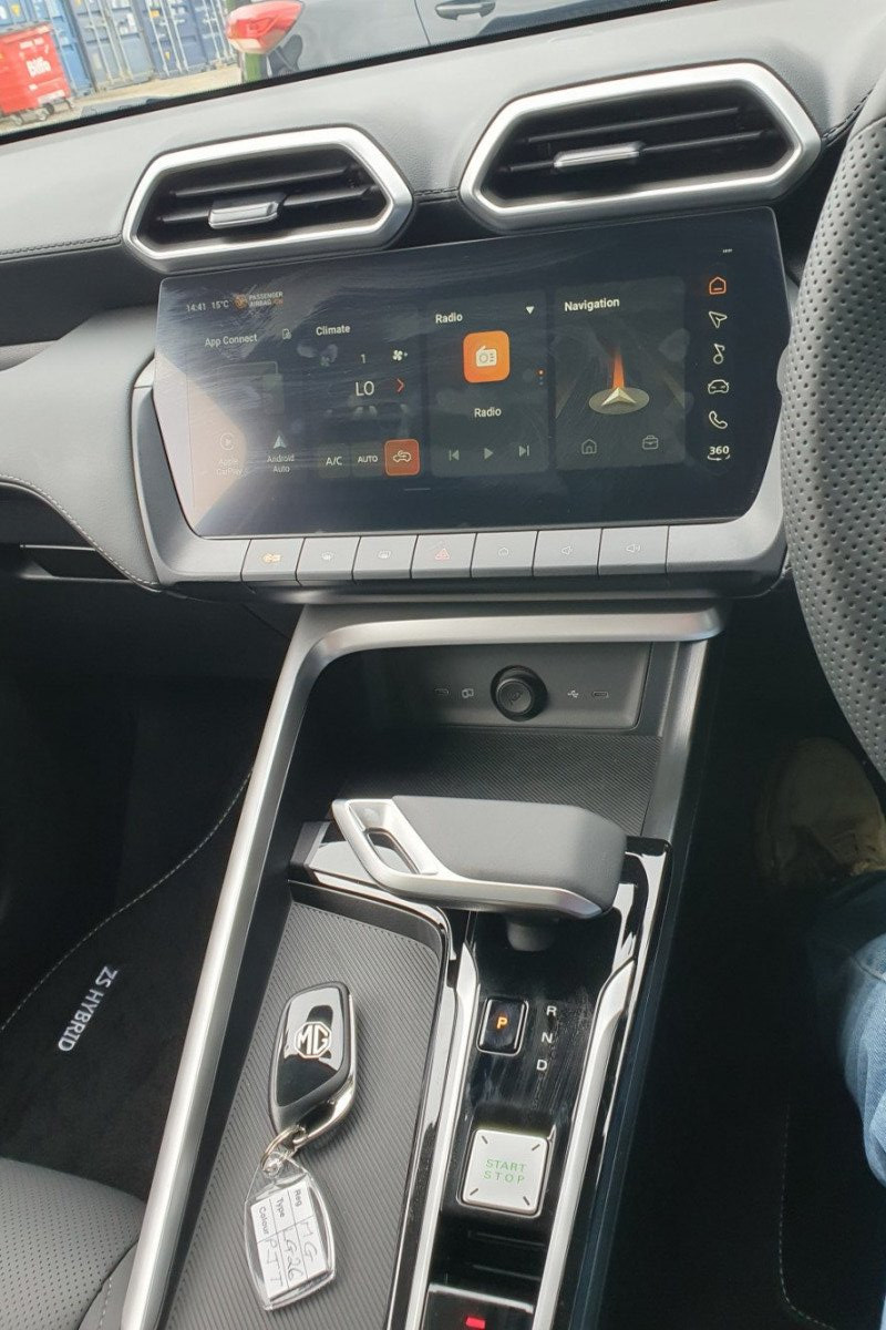 Drivers console and in-car electronics of MG ZS Hybrid to rent from Bude